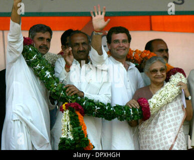 05 mai 2009 - New Delhi, Région de la capitale nationale (RCN), de l'Inde - Décision du secrétaire général du parti du Congrès et de l'ancien Premier Ministre Rajiv Gandhi, fils, RAHUL GANDHI, 2e à partir de la droite, partage une guirlande avec d'autres candidats du parti, au cours d'une campagne électorale. (Crédit Image : © M Lakshman/M. Lakshman/ZUMA Press) Banque D'Images