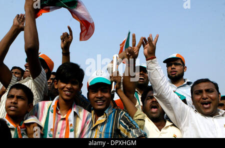 05 mai 2009 - New Delhi, Région de la capitale nationale (RCN), de l'Inde - Supportesr vague à parti du Congrès Secrétaire Général du parti et ancien Premier Ministre Rajiv Gandhi, fils, RAHUL GANDHI, pas dans la photo, pendant une campagne électorale. (Crédit Image : © M Lakshman/M. Lakshman/ZUMA Press) Banque D'Images