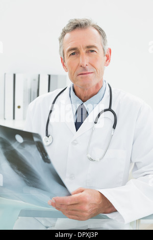 Certain médecin avec x-ray photo de poumons in medical office Banque D'Images