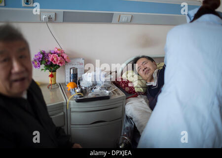 Jan 16, 2014 - Beijing, Chine - Beijing's Hôpital Songtang Caring, créé en 1987, et aussi le premier hôpital de soins pour les personnes âgées en Chine. Au cours des 27 dernières années, plus de 30 000 personnes âgées ont passé leurs derniers jours. Dans ses premières années, cependant, l'hôpital n'a pas été bien acceptée dans la ville et ont dû changer sept fois parce que traditionnellement, les gens s'occupent de personnes âgées membres de la famille dans leur propre maison et les quartiers tous pensé qu'il n'était pas bon d'avoir Songtang à proximité. Mais maintenant les choses changent, ainsi que la manière traditionnelle de prendre soin de l'ancien. Les gens se rendent compte de tha Banque D'Images