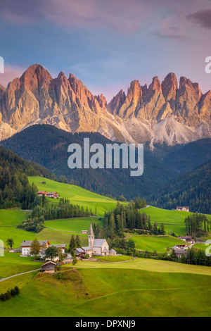 Santa Maddelena et les Dolomites, dans le Val di Funes, Trentin-Haut-Adige Italie Banque D'Images