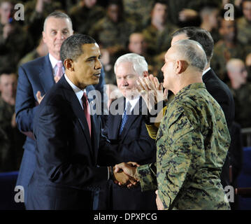 27 févr. 2009 - Camp Lejeune, en Caroline du Nord, USA - Le Président Barack OBAMA parle avec le Lieutenant-général Dennis J. HEJLIK, général commandant de la Force expéditionnaire des Marines II comme le président des visites avec les Marines américains à Camp Lejeune Accueil Base du Corps des Marines de la II Marine Expeditionary Force. Le président Barack Obama a annoncé son plan de retrait de l'Iraq à plus de 2 000 Marines américains en att Banque D'Images