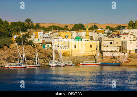 Felouques sur le Nil, près de l'île Eléphantine à Assouan, Egypte. Banque D'Images