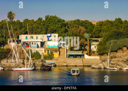 Felouques sur le Nil, près de l'île Eléphantine à Assouan, Egypte. Banque D'Images