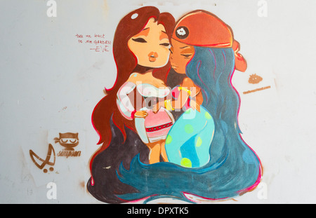Mur peint avec de l'écriture graffiti représentant deux jeunes filles Banque D'Images