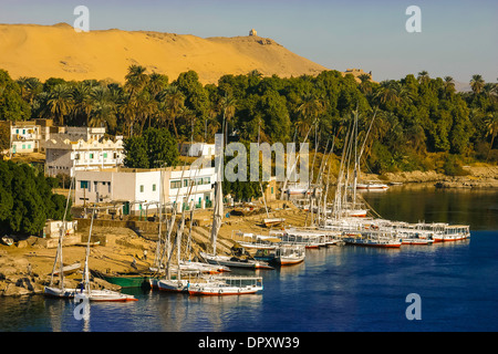 Felouques sur le Nil, près de l'île Eléphantine à Assouan, l'Égypte avec le mausolée de l'Aga Khan en arrière-plan. Banque D'Images