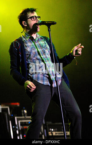 Oct 29, 2010 - La Nouvelle Orléans, Louisiane, USA - chanteur / guitariste RIVERS CUOMO de Weezer le groupe se produit sur scène dans le cadre du Festival de musique vaudou 2010 qui se déroule à City Park situé à La Nouvelle-Orléans. Le Voodoo Music Festival est un festival de musique de trois avec une variété d'artiste exécutant sur six étapes différentes. Copyright 2010 Jason Moore. (Crédit Image : © Jason Moore/ZU Banque D'Images