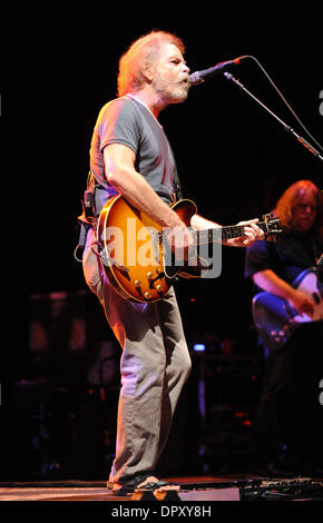 Apr 12, 2009 - Greensboro, North Carolina, USA - Musicien BOB WEIR de la bande Les morts commencent leur tournée de 2009 pendant qu'il effectue à une foule de capacité au Greensboro Coliseum situé en Caroline du Nord. (Crédit Image : © Jason Moore/ZUMA Press) Banque D'Images