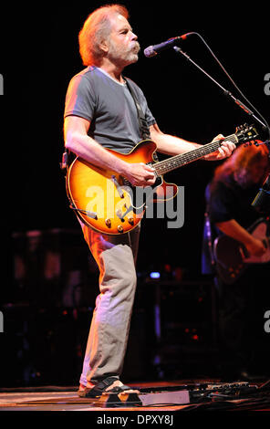 Apr 12, 2009 - Greensboro, North Carolina, USA - Musicien BOB WEIR de la bande Les morts commencent leur tournée de 2009 pendant qu'il effectue à une foule de capacité au Greensboro Coliseum situé en Caroline du Nord. (Crédit Image : © Jason Moore/ZUMA Press) Banque D'Images