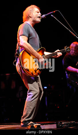 Apr 12, 2009 - Greensboro, North Carolina, USA - Musicien BOB WEIR de la bande Les morts commencent leur tournée de 2009 pendant qu'il effectue à une foule de capacité au Greensboro Coliseum situé en Caroline du Nord. (Crédit Image : © Jason Moore/ZUMA Press) Banque D'Images