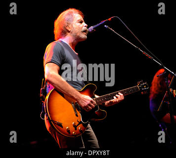 Apr 12, 2009 - Greensboro, North Carolina, USA - Musicien BOB WEIR de la bande Les morts commencent leur tournée de 2009 pendant qu'il effectue à une foule de capacité au Greensboro Coliseum situé en Caroline du Nord. (Crédit Image : © Jason Moore/ZUMA Press) Banque D'Images