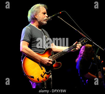 Apr 12, 2009 - Greensboro, North Carolina, USA - Musicien BOB WEIR de la bande Les morts commencent leur tournée de 2009 pendant qu'il effectue à une foule de capacité au Greensboro Coliseum situé en Caroline du Nord. (Crédit Image : © Jason Moore/ZUMA Press) Banque D'Images