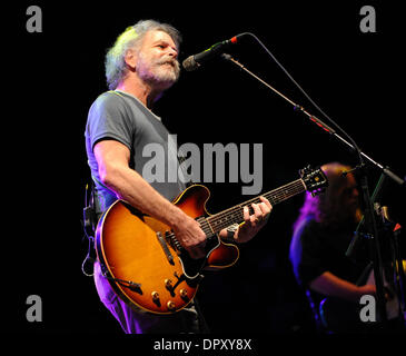 Apr 12, 2009 - Greensboro, North Carolina, USA - Musicien BOB WEIR de la bande Les morts commencent leur tournée de 2009 pendant qu'il effectue à une foule de capacité au Greensboro Coliseum situé en Caroline du Nord. (Crédit Image : © Jason Moore/ZUMA Press) Banque D'Images