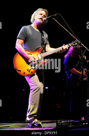 Apr 12, 2009 - Greensboro, North Carolina, USA - Musicien BOB WEIR de la bande Les morts commencent leur tournée de 2009 pendant qu'il effectue à une foule de capacité au Greensboro Coliseum situé en Caroline du Nord. (Crédit Image : © Jason Moore/ZUMA Press) Banque D'Images