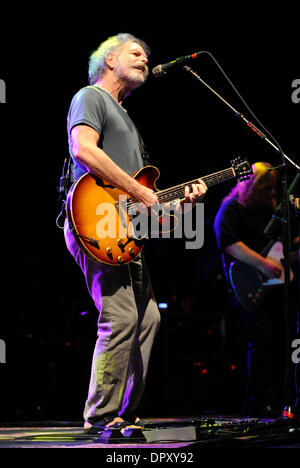 Apr 12, 2009 - Greensboro, North Carolina, USA - Musicien BOB WEIR de la bande Les morts commencent leur tournée de 2009 pendant qu'il effectue à une foule de capacité au Greensboro Coliseum situé en Caroline du Nord. (Crédit Image : © Jason Moore/ZUMA Press) Banque D'Images