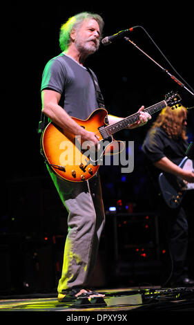 Apr 12, 2009 - Greensboro, North Carolina, USA - Musicien BOB WEIR de la bande Les morts commencent leur tournée de 2009 pendant qu'il effectue à une foule de capacité au Greensboro Coliseum situé en Caroline du Nord. (Crédit Image : © Jason Moore/ZUMA Press) Banque D'Images