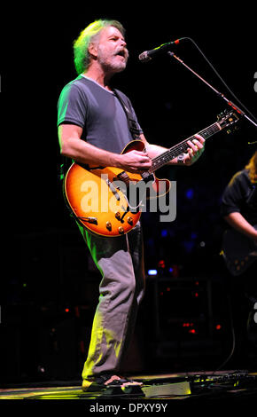 Apr 12, 2009 - Greensboro, North Carolina, USA - Musicien BOB WEIR de la bande Les morts commencent leur tournée de 2009 pendant qu'il effectue à une foule de capacité au Greensboro Coliseum situé en Caroline du Nord. (Crédit Image : © Jason Moore/ZUMA Press) Banque D'Images