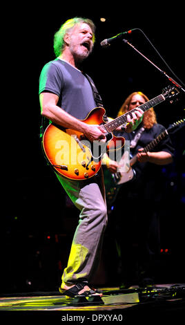 Apr 12, 2009 - Greensboro, North Carolina, USA - Musicien BOB WEIR de la bande Les morts commencent leur tournée de 2009 pendant qu'il effectue à une foule de capacité au Greensboro Coliseum situé en Caroline du Nord. (Crédit Image : © Jason Moore/ZUMA Press) Banque D'Images