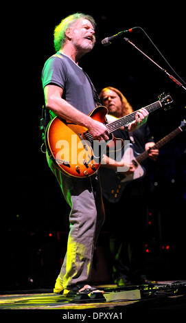 Apr 12, 2009 - Greensboro, North Carolina, USA - Musicien BOB WEIR de la bande Les morts commencent leur tournée de 2009 pendant qu'il effectue à une foule de capacité au Greensboro Coliseum situé en Caroline du Nord. (Crédit Image : © Jason Moore/ZUMA Press) Banque D'Images