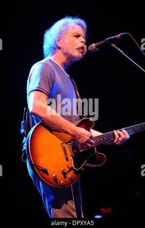 Apr 12, 2009 - Greensboro, North Carolina, USA - Musicien BOB WEIR de la bande Les morts commencent leur tournée de 2009 pendant qu'il effectue à une foule de capacité au Greensboro Coliseum situé en Caroline du Nord. (Crédit Image : © Jason Moore/ZUMA Press) Banque D'Images