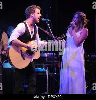 18 avr 2009 - Indio, California, USA - Musicien JAMES MORRISON et la chanteuse Joss Stone sur scène ensemble à l'Empire Polo Field dans le cadre de la Coachella 2009 Music & Arts Festival. Les trois jours de festival à étapes multiples s'attirent des milliers de voir une variété d'artiste sur cinq étapes différentes. (Crédit Image : © Jason Moore/ZUMA Press) Banque D'Images