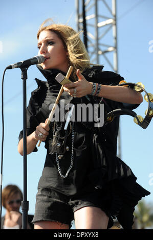 Apr 19, 2009 - Indio, California, USA - Chanteur Lykke Li effectue vivent à l'Empire Polo Field dans le cadre de la Coachella 2009 Music & Arts Festival. (Crédit Image : © Jason Moore/ZUMA Press) Banque D'Images