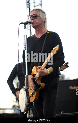 Apr 19, 2009 - Indio, California, USA - Musicien PAUL WELLER effectue vivent à l'Empire Polo Field dans le cadre de la Coachella 2009 Music & Arts Festival. (Crédit Image : © Jason Moore/ZUMA Press) Banque D'Images