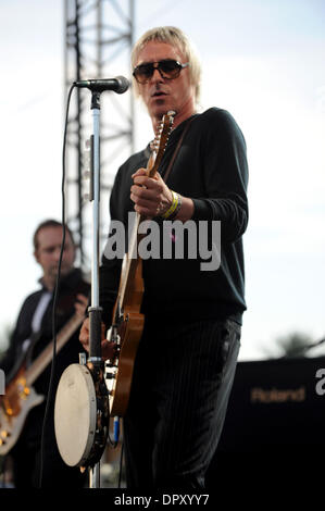 Apr 19, 2009 - Indio, California, USA - Musicien PAUL WELLER effectue vivent à l'Empire Polo Field dans le cadre de la Coachella 2009 Music & Arts Festival. (Crédit Image : © Jason Moore/ZUMA Press) Banque D'Images