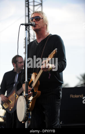 Apr 19, 2009 - Indio, California, USA - Musicien PAUL WELLER effectue vivent à l'Empire Polo Field dans le cadre de la Coachella 2009 Music & Arts Festival. (Crédit Image : © Jason Moore/ZUMA Press) Banque D'Images