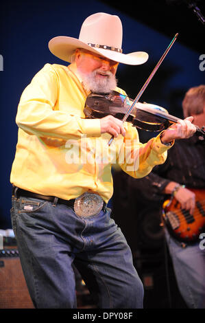 25 avr 2009 - Indio, California, USA - Musicien Charlie Daniels du Charlie Daniels Band effectue vivent à l'Empire Polo Field dans le cadre de la diligence 2009 Festival de musique country. (Crédit Image : © Jason Moore/ZUMA Press) Banque D'Images