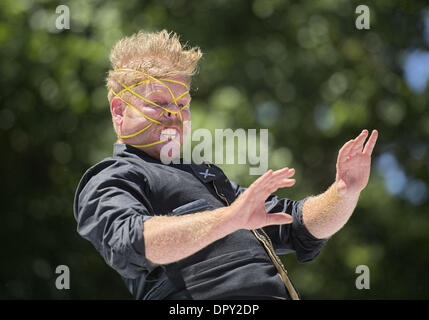 Christchurch, Nouvelle-Zélande. 16 janvier, 2014. Garçon à déformation élastique, également connu sous le nom de Shay Horay de Christchurch, se tord les bandes de caoutchouc autour de sa tête alors qu'il joue sur une scène extérieure au monde 2014 Buskers Festival. Credit : PJ Heller/ZUMAPRESS.com/Alamy Live News Banque D'Images