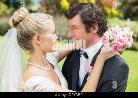 Belle Bride and Groom hugging and smiling at each other Banque D'Images