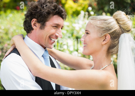 Happy senior couple hugging romantique chaque autres Banque D'Images