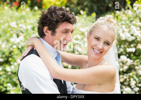 Smiling young woman hugging romantique chaque autres Banque D'Images