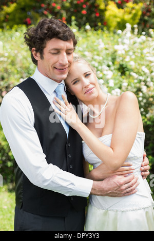 Heureux romantique couple hugging Banque D'Images