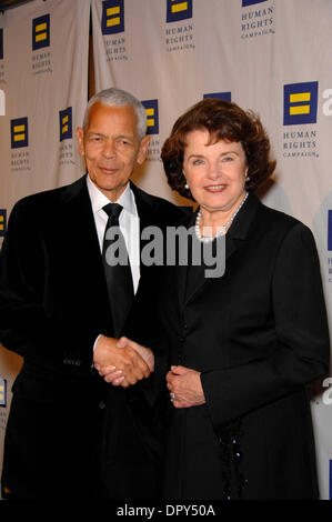 JULIAN BOND et Dianne Feinstein durant la campagne des droits de l'homme et de héros de la Gala, tenue à l'hôtel Hyatt Century Plaza Hotel, le 14 mars 2009, à Los Angeles..Photo de Michael Germana-Globe inc., Photos.K61609MGE.(Image Crédit : © Michael Germana/Globe Photos/ZUMAPRESS.com) Banque D'Images