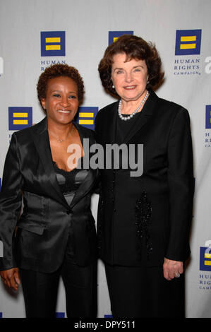 WANDA SYKES et Dianne Feinstein durant la campagne des droits de l'homme et de héros de la Gala, tenue à l'hôtel Hyatt Century Plaza Hotel, le 14 mars 2009, à Los Angeles..Photo de Michael Germana-Globe inc., Photos.K61609MGE.(Image Crédit : © Michael Germana/Globe Photos/ZUMAPRESS.com) Banque D'Images