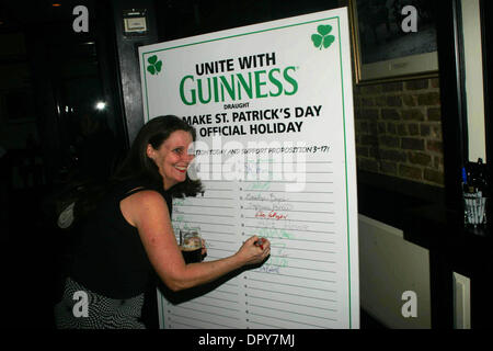 K61591RM.CARSON DALY par bartends au pub Pinte PARFAITE II pour célébrer le 250e anniversaire de la Guinness et de l'appui d'une pétition pour faire ST. PATRICK'S DAY une fête nationale dans la ville de New York 03-12-2009.Photos par Rick Mackler Rangefinder-Globe Photos Inc.Â©2009.Atmosphère (crédit Image : © Rick Mackler/Photos/ZUMAPRESS.com) Globe Banque D'Images