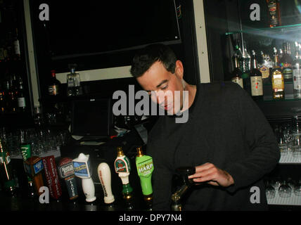 K61591RM.CARSON DALY par bartends au pub Pinte PARFAITE II pour célébrer le 250e anniversaire de la Guinness et de l'appui d'une pétition pour faire ST. PATRICK'S DAY une fête nationale dans la ville de New York 03-12-2009.Photos par Rick Mackler Rangefinder-Globe Photos Inc.Â©2009.CARSON DALY (crédit Image : © Rick Mackler/Photos/ZUMAPRESS.com) Globe Banque D'Images