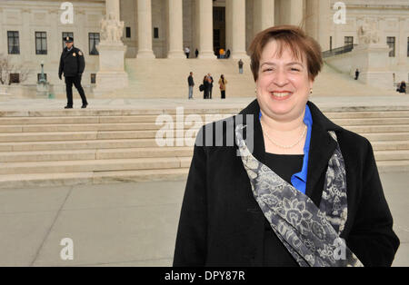 20 mars 2009 - Washington, DC, USA - ELENA KAGAN, ancien doyen de la Harvard Law School, arrive à la Cour suprême d'être assermenté à titre de 45e U.S. Solliciteur général, la première femme à occuper ce poste. Kagan a été assermenté par le juge en chef John Roberts Jr. dans son cabinet. (Crédit Image : © Jay Egelsbach/ZUMA Press) Banque D'Images