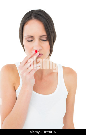 Jeune femme décontracté avec saignement du nez Banque D'Images