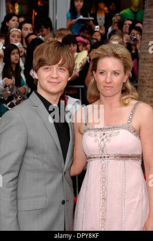 JASON EARLES et Jennifer Earles lors de la première du nouveau film de Walt Disney Pictures HANNAH MONTANA LE FILM, qui a eu lieu au El Capitan Theatre, le 4 avril 2009, à Los Angeles..Photo : Michael Germana - Globe Photos.K61489MGE (Image Crédit : © Michael Germana/Globe Photos/ZUMAPRESS.com) Banque D'Images