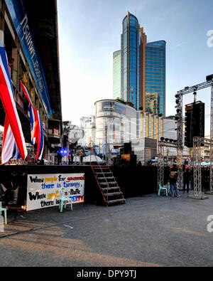 Bangkok, Thaïlande. 16 janvier 2014. Vues d'un endroit à l'intersection Asoke-Sukhumvit de protestation dans le centre de Bangkok.Des dizaines de milliers de manifestants ont perturbé la circulation aux principaux carrefours et ont marché sur les bureaux gouvernementaux de la Thaïlande est grand et agité comme capitale cette semaine. Les protestations, appelé 'Arrêt' Bangkok, a commencé lundi 13 janvier sans incident grave. Les rallyes sont orchestrées par le Comité de réforme démocratique du peuple (PDRC) Groupe de protestation, dirigé par Suthep Thaugsuban, ancien vice-premier ministre pour l'opposition démocrate. Crédit : Igor Prahin/Alamy Li Banque D'Images