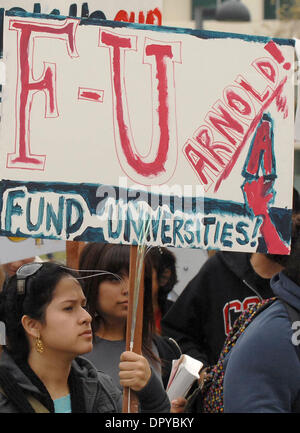 Mar 11, 2009 - Northridge, Californie, USA - les élèves à la California State University Northridge mars sur le campus pour protester contre les compressions budgétaires. Northridge, CA 3-11-2009. (Crédit Image : © John McCoy/Los Angeles Daily News/ZUMA Press) RESTRICTIONS : * DÉPART * Droits de tabloïds USA Banque D'Images