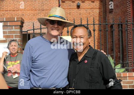 Apr 05, 2009 - Los Angeles, Californie, USA - l'Acteur Mike Farrell avec UFW Président ARTURO RODRIGUEZ à la 11e édition de Cesar Chavez à pied et un rassemblement pour commémorer la vie et l'héritage, et d'attirer l'attention sur l'UWF, United Farm Workers of America. Des milliers de personnes se sont rassemblées samedi matin dans le quartier historique de Olvera Street section du centre-ville de Los Angeles pour le début de la 11e Banque D'Images