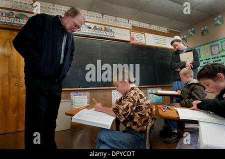 Apr 14, 2009 - Dayton, Ohio, USA - JAMES RHODES regarde au-dessus de son fils, Glenn's travail scolaire au cours d'une visite à l'école. Les enfants vont à l'école de la 6e de 1 à 8, à l'aide d'études rédigés par les membres de la foi mennonite. Bien que l'éducation de base est importante, la plus nécessaire des leçons sont soupçonnés d'être enseignées à la maison et l'église. L'école dispose de deux salles de classe. O Banque D'Images