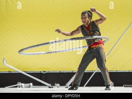 Christchurch, Nouvelle-Zélande. 16 janvier, 2014. Pancho libre fait tourner un cerceau de métal géant autour de son corps pendant son spectacle acrobatique au monde 2014 Buskers Festival. Maintenant dans sa 21e année, l'événement a lieu 16-26 janvier. Credit : PJ Heller/ZUMAPRESS.com/Alamy Live News Banque D'Images