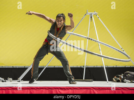 Christchurch, Nouvelle-Zélande. 16 janvier, 2014. Pancho libre fait tourner un cerceau de métal géant autour de son corps pendant son spectacle acrobatique au monde 2014 Buskers Festival. Maintenant dans sa 21e année, l'événement a lieu 16-26 janvier. Credit : PJ Heller/ZUMAPRESS.com/Alamy Live News Banque D'Images