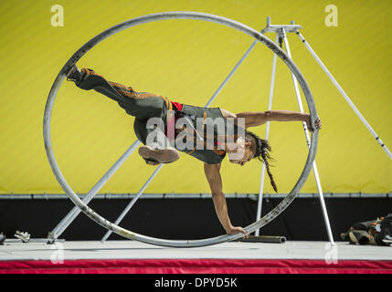 Christchurch, Nouvelle-Zélande. 16 janvier, 2014. Pancho rouleaux libre à travers une scène extérieure dans un cerceau de métal géant pendant son spectacle acrobatique au monde 2014 Buskers Festival. Maintenant dans sa 21e année, l'événement a lieu 16-26 janvier. Credit : PJ Heller/ZUMAPRESS.com/Alamy Live News Banque D'Images