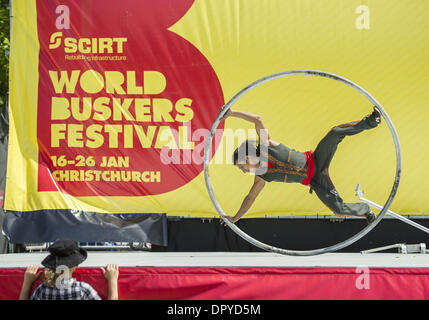 Christchurch, Nouvelle-Zélande. 16 janvier, 2014. Pancho rouleaux libre à travers une scène extérieure dans un cerceau de métal géant pendant son spectacle acrobatique au monde 2014 Buskers Festival. Maintenant dans sa 21e année, l'événement a lieu 16-26 janvier. Credit : PJ Heller/ZUMAPRESS.com/Alamy Live News Banque D'Images